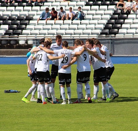 spil på fodbold